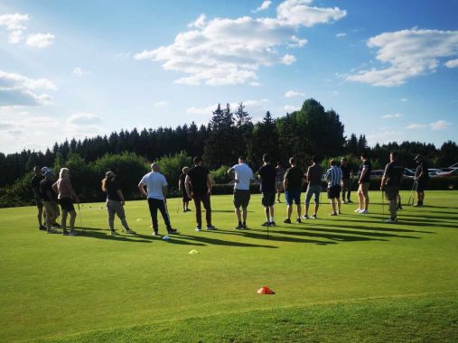 Samling med deltagere av Ett slag av gangen gruppetrening på Hauger Golfklubb. Samarbeid med Kriminalomsorgen. Flere deltagere på golfbane.