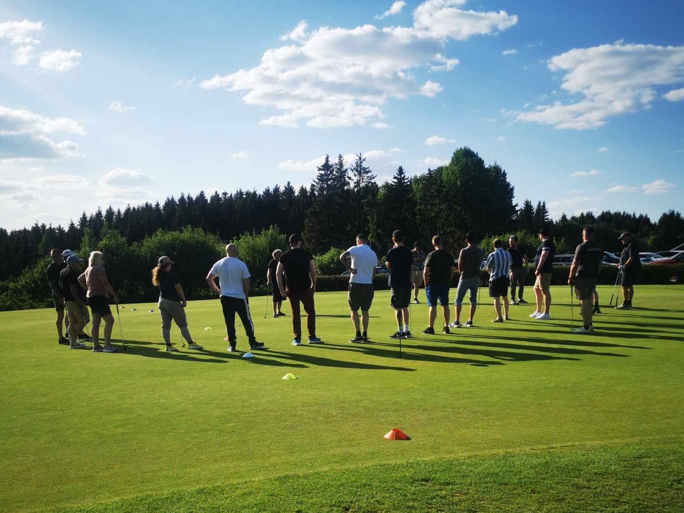 Samling med deltagere av Ett slag av gangen gruppetrening på Hauger Golfklubb. Samarbeid med Kriminalomsorgen. Flere deltagere på golfbane.