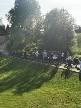 Deltagere trener på rangen. Hauger Golfklubb. 