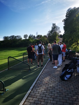Deltagere mottar informasjon fra leder på rangen. Hauger Golfklubb.