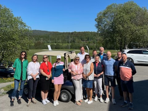 Samling med mennesker i forskjellige golfklubber og bl.a. Kriminalomsorgen i Bærum.