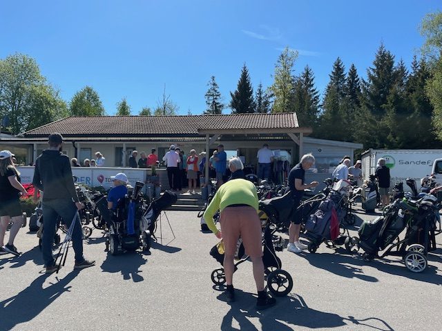 Samling til regionsturnering Sandefjord Golfklubb. Deltagere gjør seg klare.
