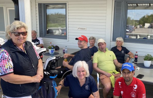 En Ett slag av gangen regionsturnering i golf ble avholdt på Sandefjord Golfklubb med entusiastiske deltakere. Marianne Smith Magelie i front. Det var en sosial sammenkomst etter spillet.