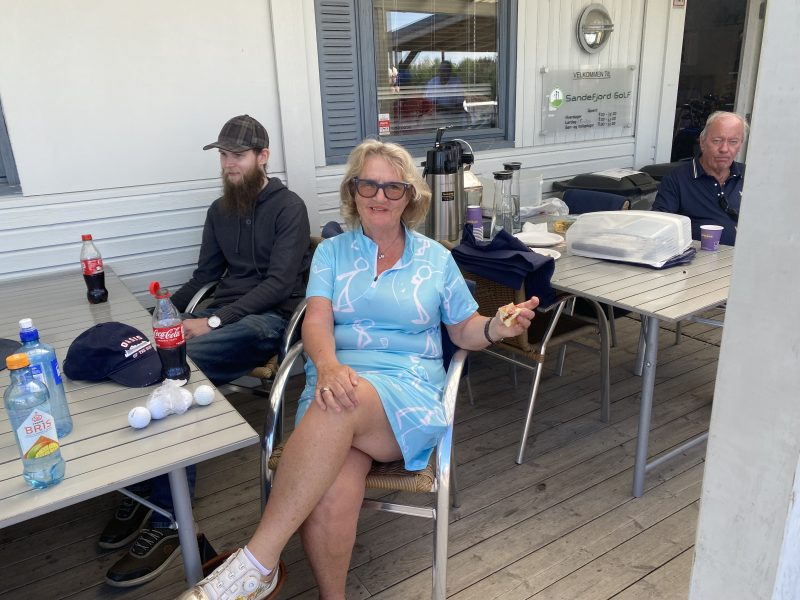 Sosialt samvær med deltagere etter turnering Sandefjord Golfklubb. Servering av pølse, brus og kaker.