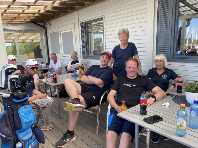 Sosialt samvær med deltagere etter turnering Sandefjord Golfklubb. Servering av pølse, brus og kaker.