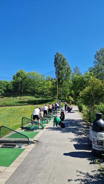 En pause fra fengselet. Prøve golf. Innsatte i Oslo fengsel får prøve golf på rangen. Oppegård Golfklubb i samarbeid med Ett slag av gangen.