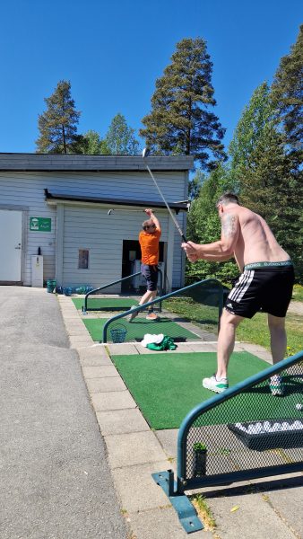 En pause fra fengselet. Prøve golf. Innsatte i Oslo fengsel får prøve golf på rangen. Oppegård Golfklubb i samarbeid med Ett slag av gangen.