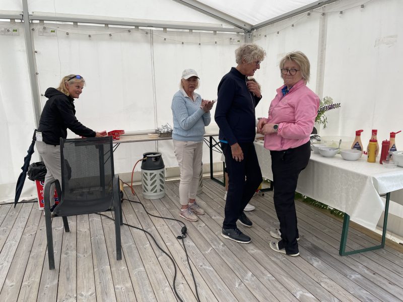 Grilling og hyggelig samvær etter turnering på Ålesund Golfklubb.