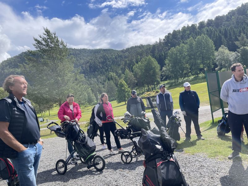 Ett slag av gangen er i hele Norge. Deltagere gjør seg klar og får informasjon før turnering. Ålesund Golfklubb.