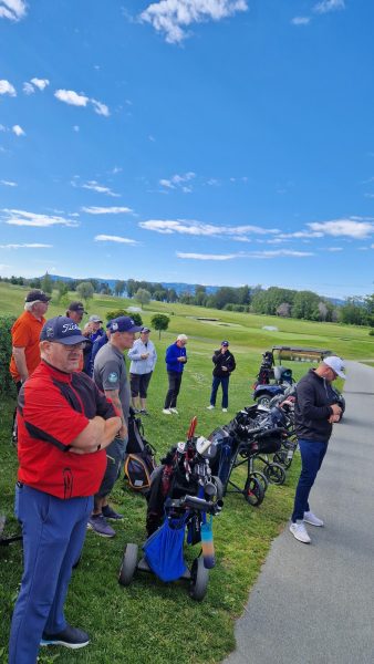 Samling før start av regional turnering Atlungstad Golfklubb.