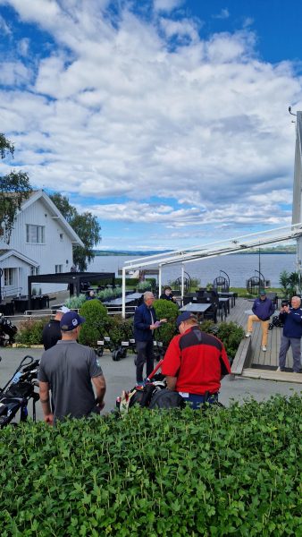 Deltagerne informeres før regional turnering på Atlungstad Golfklubb.