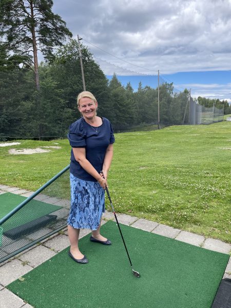 Golf og dialog: Ordfører Cecilie Dahl-Jørgensen Pind slår Ett slag for et bedret samarbeid med Nordre Follo kommune.