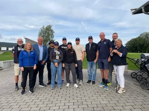 Det skjer på Drammen Golfklubb. Samling med ordfører og deltagere. Besøk fra Soon Golfklubb.