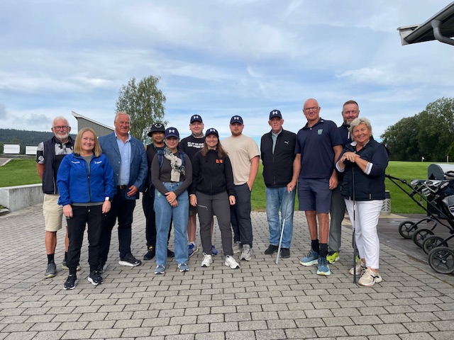 Det skjer på Drammen Golfklubb. Samling med ordfører og deltagere. Besøk fra Soon Golfklubb.