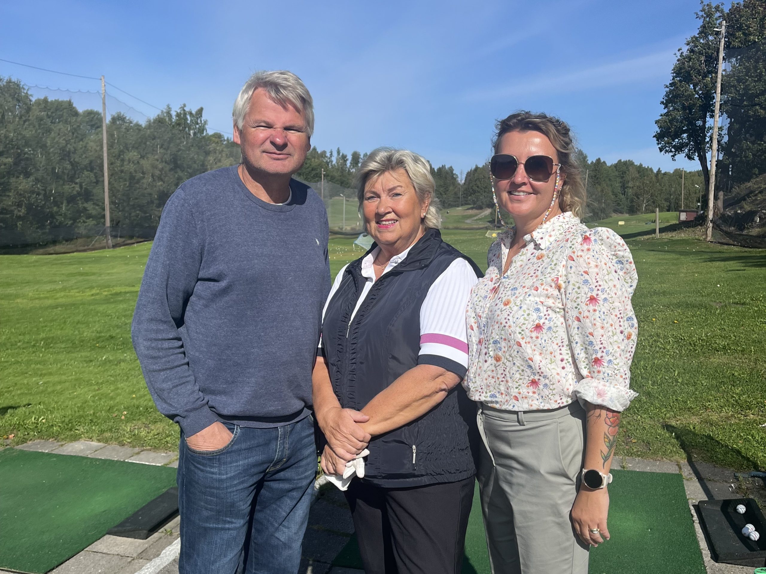 Golf og glede på Oppegård Golfklubb. Jan Gunnar Skoftedalen, Marianne Smith Magelie og Ingunn Lambertsen.