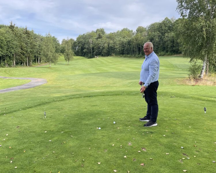 Det skjer på Drammen Golfklubb. Ordfører i Drammen kommune Kjell Arne Hermansen