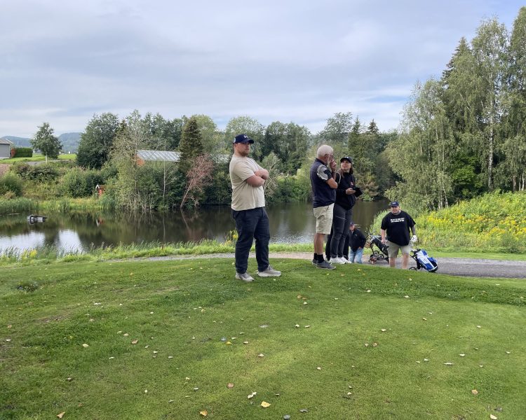 Det skjer på Drammen Golfklubb. Glade deltagere ut på en golfrunde.