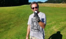 Regional turnering Hauger Golfklubb.
Dieter her med ballen han slo rett i koppen. Hole in One.