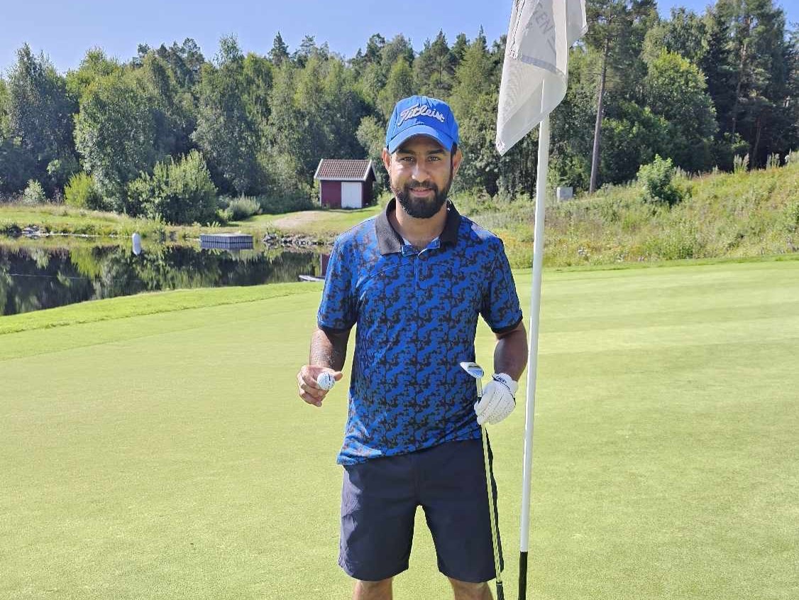 Fahrad, deltager i Ett slag av gangen i Kragerø Golfklubb. Hole In one.