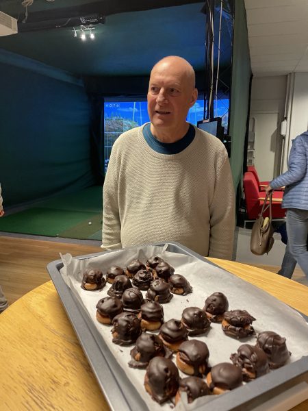 HELT MED er med! Tom vår ildsjel i Oppegård GK serverte deilige Sara Bernard.