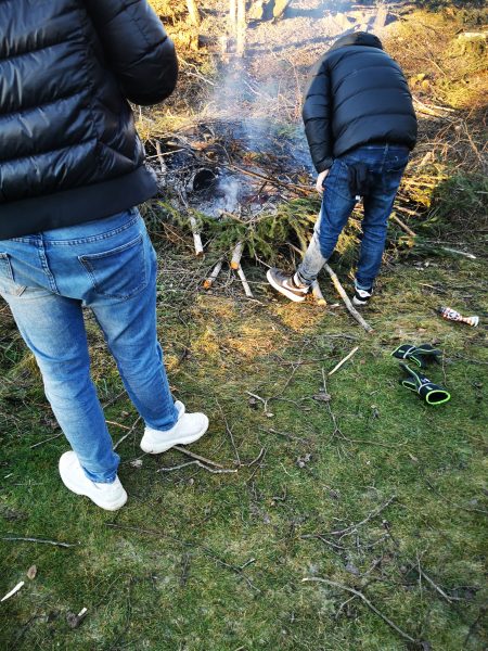 Ett slag av gangen er også samling rundt bålet! Friomsorgen på dugnad på Hauger Golfklubb.