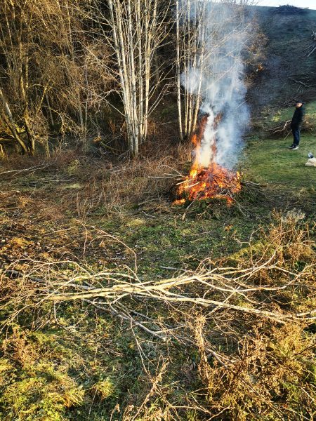 Ett slag av gangen er også samling rundt bålet! Friomsorgen på dugnad på Hauger Golfklubb.