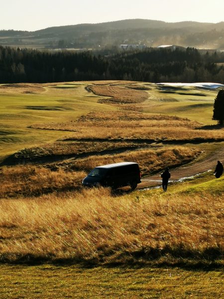 Ett slag av gangen er også samling rundt bålet! Friomsorgen på dugnad på Hauger Golfklubb.