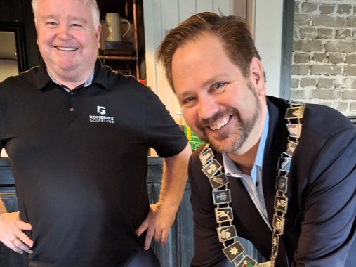Aurskog-Høland ordfører Roger Evjen signerer avtale med Romerike Golfklubb.