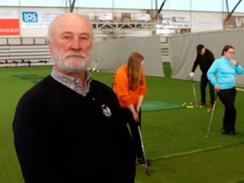 Golfmisjonæren som tar Ett slag av gangen. Claus Mæland