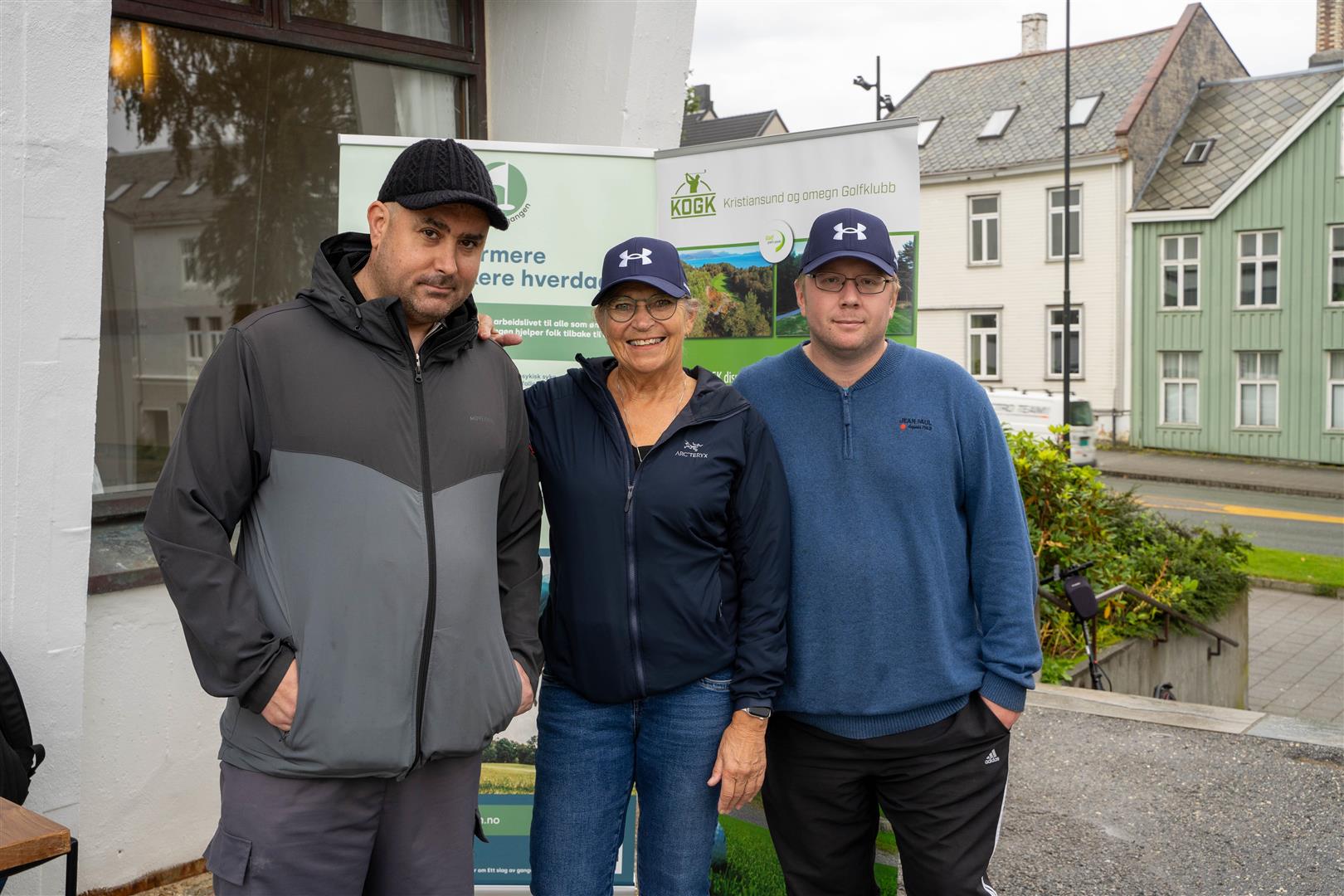 Personer fra Kristiansund Golfklubb under markeringen av Verdens Overdosedag 2024, der klubben viser frem tilbudet Ett slag av gangen.