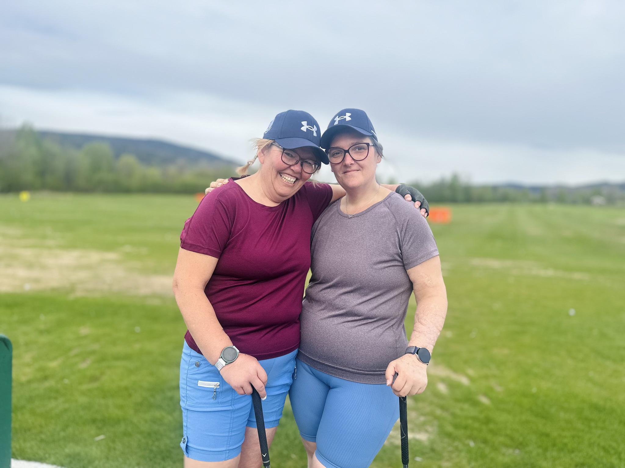 Deltakere smiler på golfbanen.
